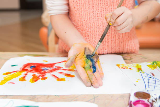 istock Girl draws paints 921101362