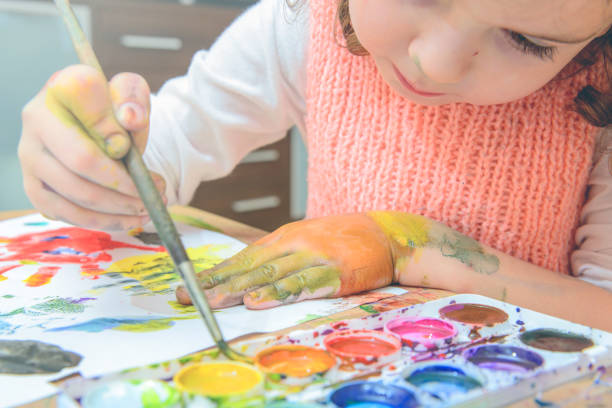 istock Girl draws paints 921101386