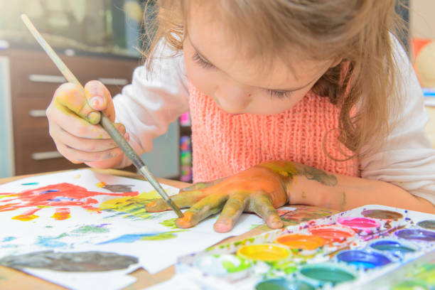 istock Girl draws paints 921101402