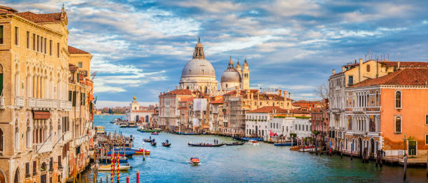 canal grande with basilica di santa maria della salute at sunset, venice, italy - venice italy italy gondola rialto bridge imagens e fotografias de stock