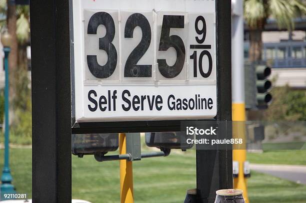 Sinal De Gasolina - Fotografias de stock e mais imagens de Posto de Gasolina - Posto de Gasolina, SUV, Bomba de Combustível