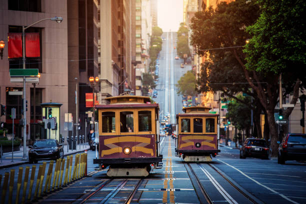 日の出、カリフォルニア州、米国でカリフォルニア通りサンフランシスコ ケーブルカー - oakland california ストックフォトと画像