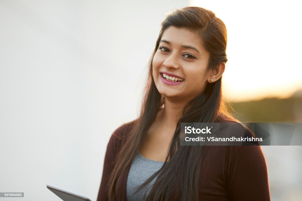 Joyeuses séduisantes indiennes jeunes femmes à l’aide de tablette numérique - Photo de Inde libre de droits