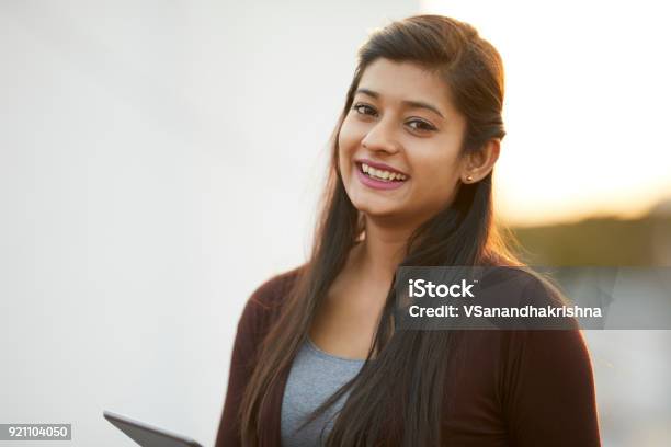 Photo libre de droit de Joyeuses Séduisantes Indiennes Jeunes Femmes À Laide De Tablette Numérique banque d'images et plus d'images libres de droit de Inde