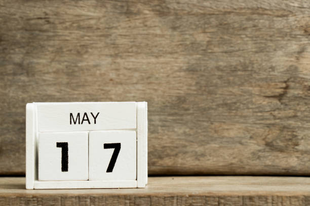 белый блок календарь настоящей даты 17 и месяц мая на лесном фоне - national holiday celebration event party calendar стоковые фото и изображения