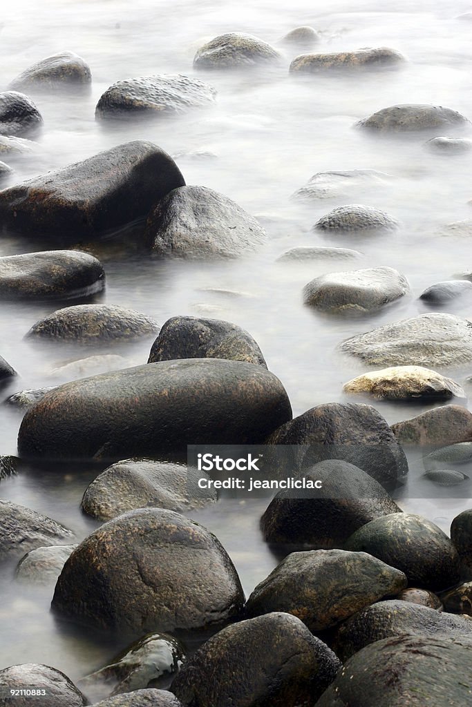 На океан камнями - Стоковые фото Без людей роялти-фри