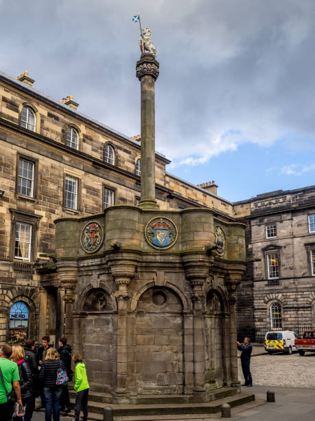 Mercat Cross, Royal Mile, Edinburgh Edinburgh, UK - July 26, 2017: The Mercat Cross of Edinburgh stands in Parliament Square on July 26, 2017. It is next to St Giles' Cathedral, facing the High Street in the Old Town of Edinburgh signs and symbols stock pictures, royalty-free photos & images