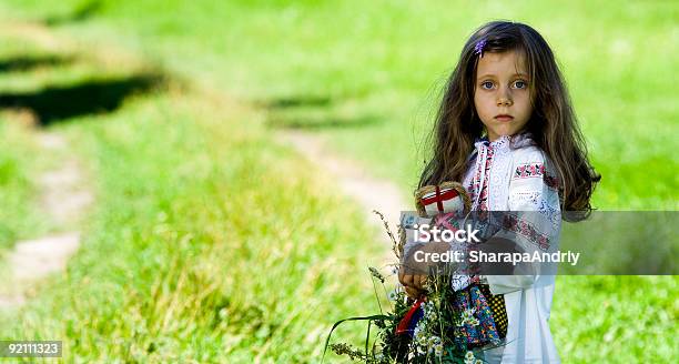 Chica Con El Folk Juguete Foto de stock y más banco de imágenes de Aire libre - Aire libre, Aldea, Alegre