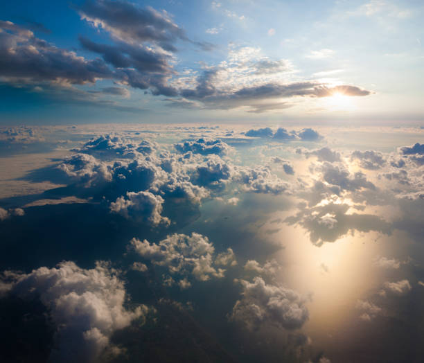 vue aérienne de nuages dans le ciel - looking at view water sea blue photos et images de collection