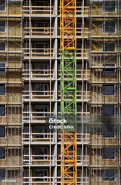 En Construcción Foto de stock y más banco de imágenes de A la moda - A la moda, Alto - Descripción física, Andamio - Herramientas de construcción