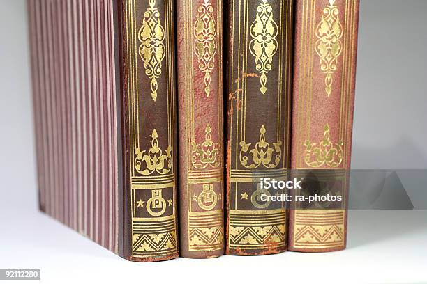 Fila De Libros Foto de stock y más banco de imágenes de Bibliografía - Bibliografía, Clásico, Color - Tipo de imagen