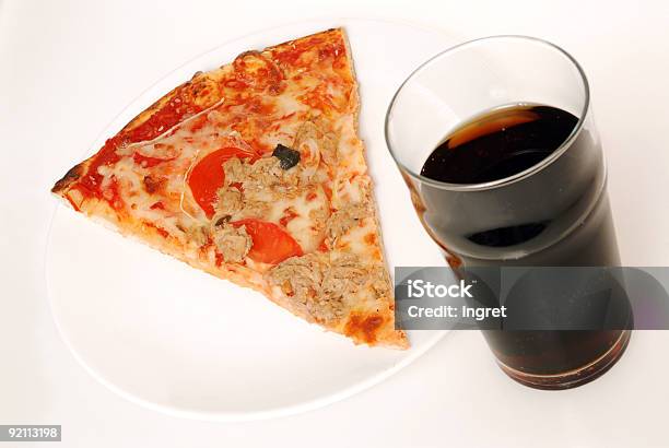 Pizza - Fotografias de stock e mais imagens de Alimentação Não-saudável - Alimentação Não-saudável, Almoço, Amarelo