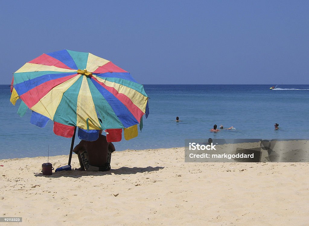 Ombra di un ombrellone - Foto stock royalty-free di Abbronzarsi