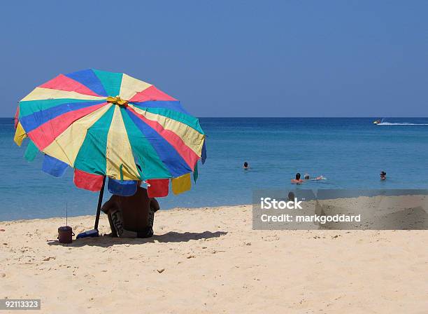 Foto de Sombra De Um Guardachuva e mais fotos de stock de Abrigando-se - Abrigando-se, Areia, Atividade