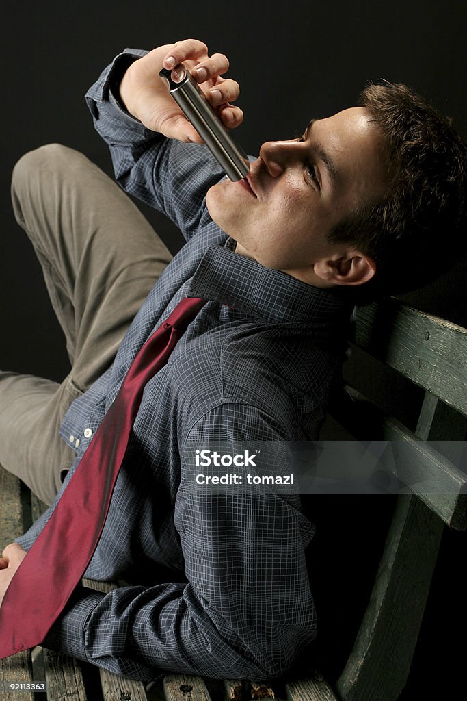 Trinken auf einem park bench - Lizenzfrei Abhängigkeit Stock-Foto