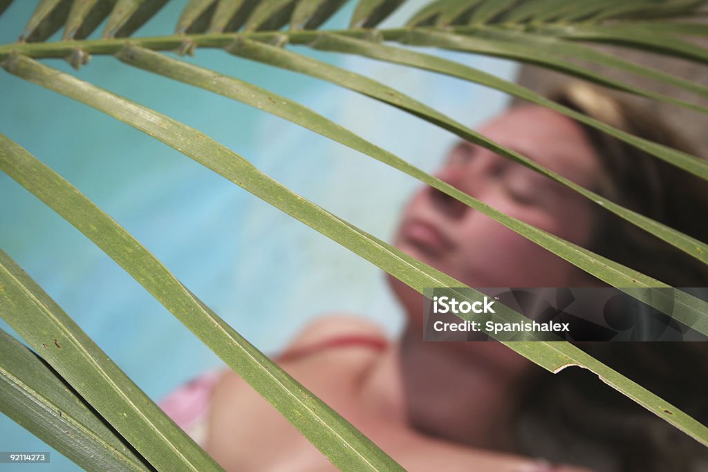 Mulher Palm Fronde - Foto de stock de Piscina royalty-free