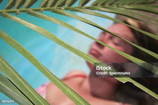 Foto de Mulher Palm Fronde e mais fotos de stock de Piscina - Piscina, Tropical, Adulto