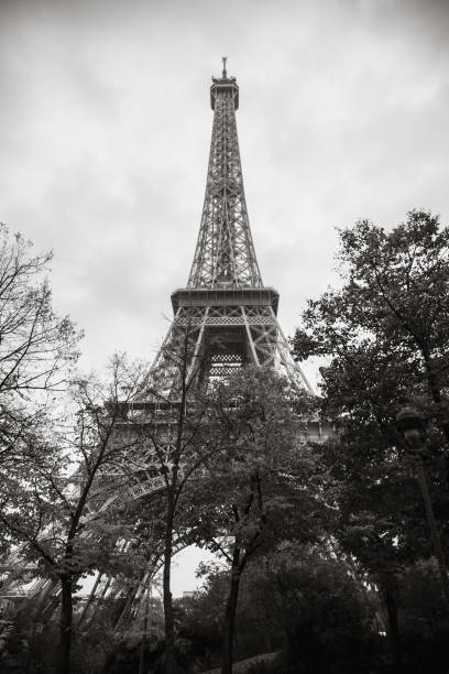 最も人気のあるランドマーク、エッフェル塔 - eiffel tower black and white paris france construction ストックフォトと画像