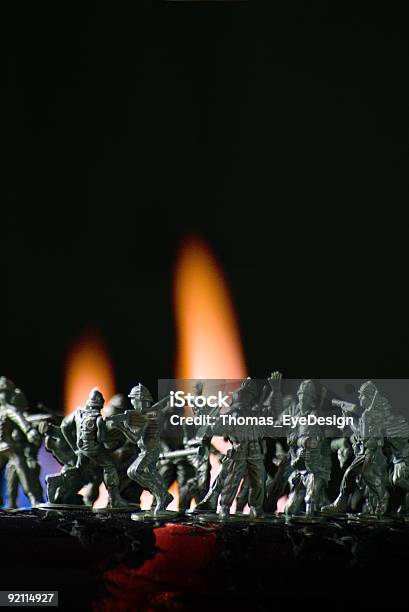 Игрушка Leadсолдат Поставленные В Борьбе С Flame Сзади — стоковые фотографии и другие картинки Агрессия