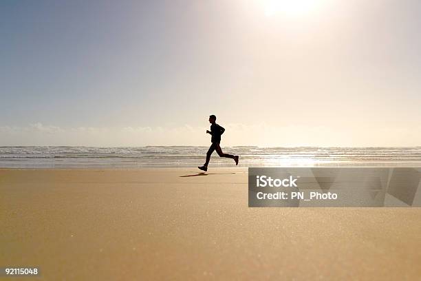 Adulto Homem Ao Ar Livre - Fotografias de stock e mais imagens de Adulto - Adulto, Ao Ar Livre, Areia