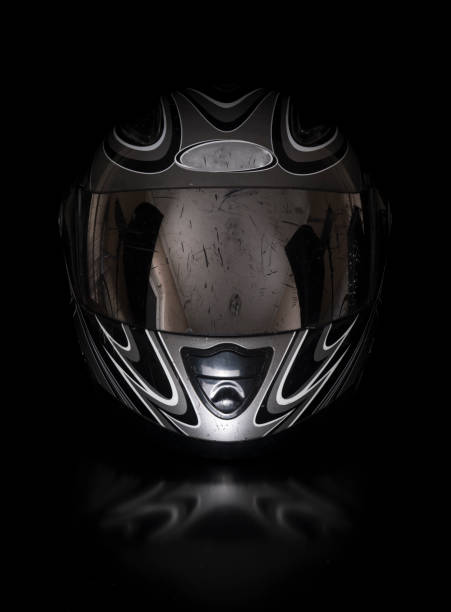 черный гоночный мотоциклетный шлем на черном изолированном фоне - helmet helmet visor protection black стоковые фото и изображения