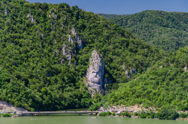 escultura en roca de decebalus, último rey de dacia - dacia fotografías e imágenes de stock