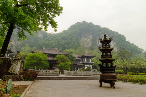 During the Spring Festival or some else festival,people often go to the house of god blessing.
