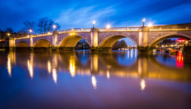 nocny widok na most richmond w richmond, zachodni londyn - richmond san rafael bridge zdjęcia i obrazy z banku zdjęć