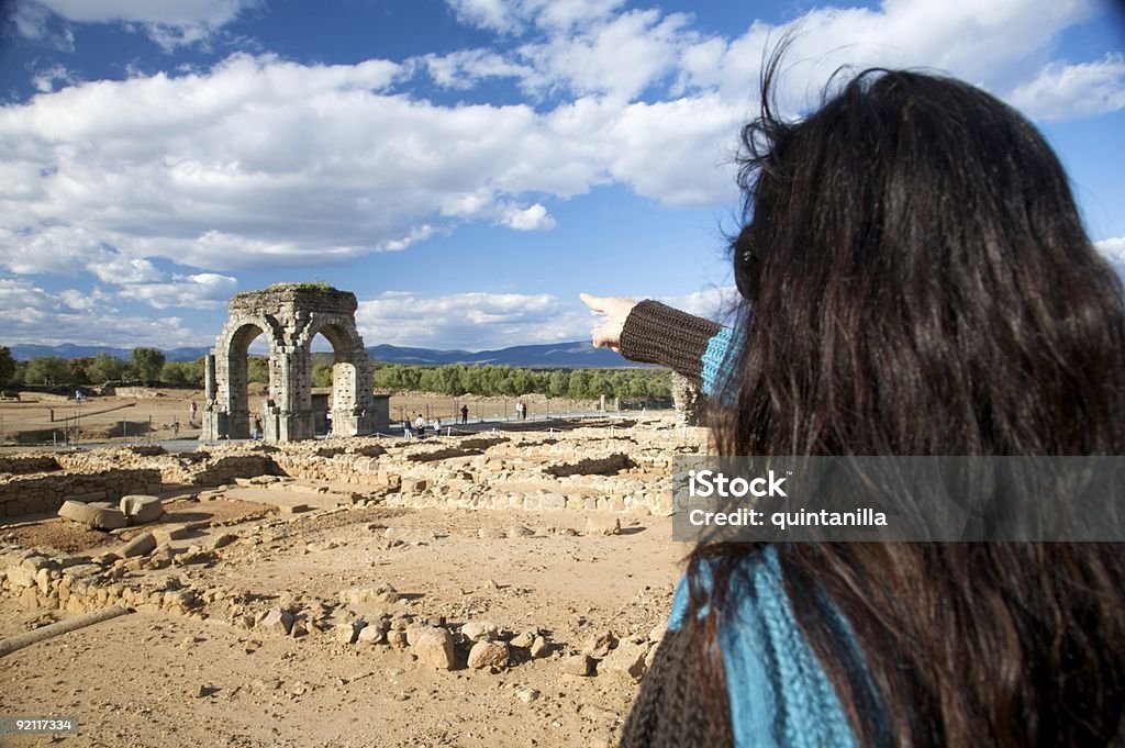 Mulher a apontar Ruína Romana Monumento de referência - Royalty-free Adulto Foto de stock