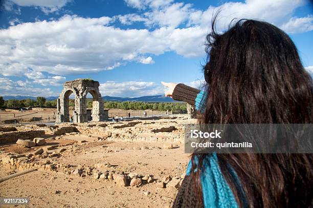 Mulher A Apontar Ruína Romana Monumento De Referência - Fotografias de stock e mais imagens de Adulto