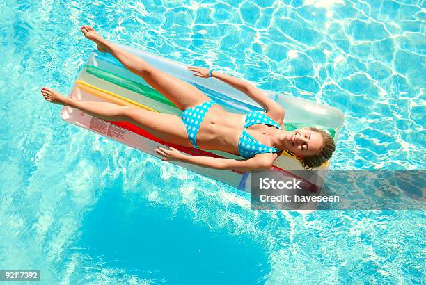 Chica En La Piscina Foto de stock y más banco de imágenes de Actividad - Actividad, Adulto, Agua