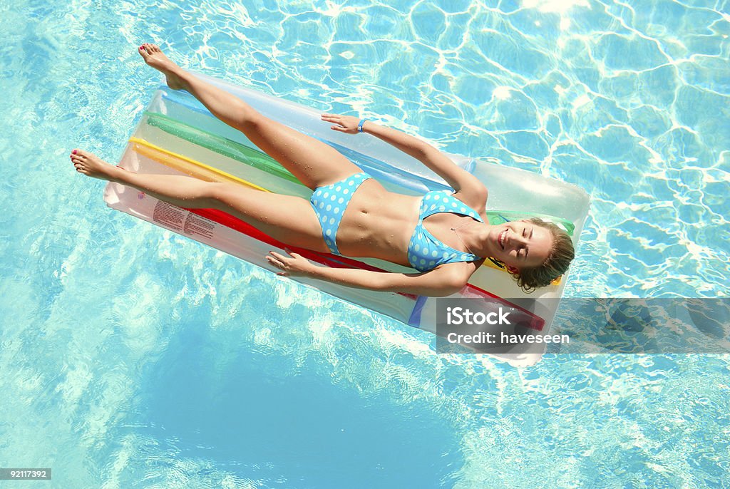 Fille dans la piscine - Photo de Activité libre de droits