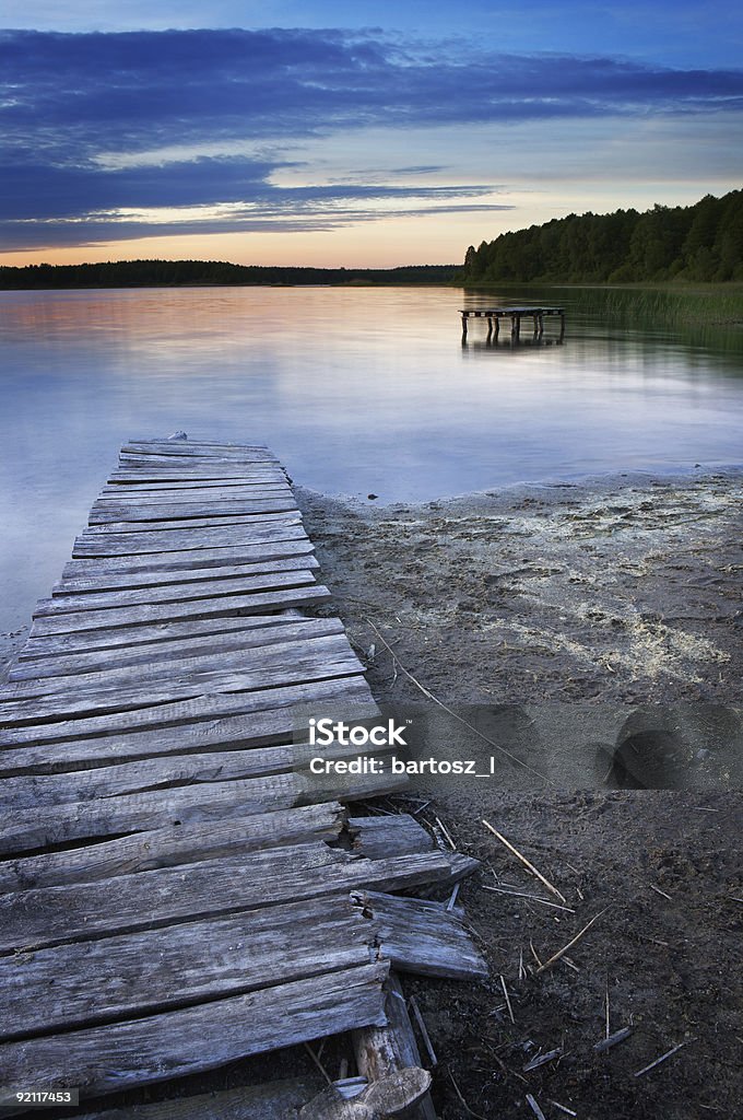 Lac et les plates-formes de pêche - Photo de Arbre libre de droits