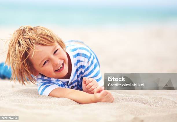 Photo libre de droit de Cute Heureux Garçon Riant Kid Samuser Sur La Plage De Sable Fin Vacances Dété banque d'images et plus d'images libres de droit de Enfant