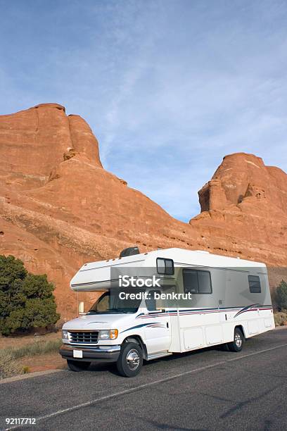 Rv À Formação De Red Rock - Fotografias de stock e mais imagens de Caravana - Caravana, Estrada, Ao Ar Livre