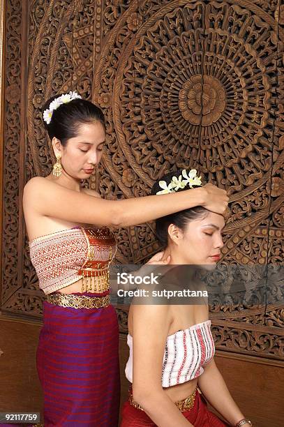 Photo libre de droit de Massage Thaïlandais banque d'images et plus d'images libres de droit de Adulte - Adulte, Adulte d'âge moyen, Belle femme