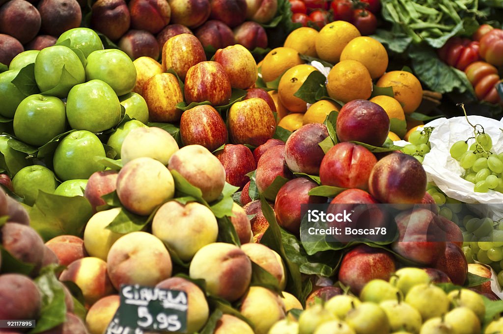 Apples and peaches dans le marché de la Boqueria - Photo de Aliment libre de droits