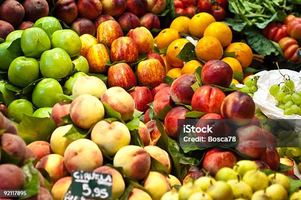 Photo libre de droit de Apples And Peaches Dans Le Marché De La Boqueria banque d'images et plus d'images libres de droit de Aliment - Aliment, Aliment de base, Avocat - Légume