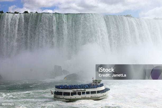 Photo libre de droit de Maid Of The Mist Bateau Tour Ontario Canada banque d'images et plus d'images libres de droit de Transport nautique - Transport nautique, Admirer le paysage, Attraction foraine - Équipement de loisirs