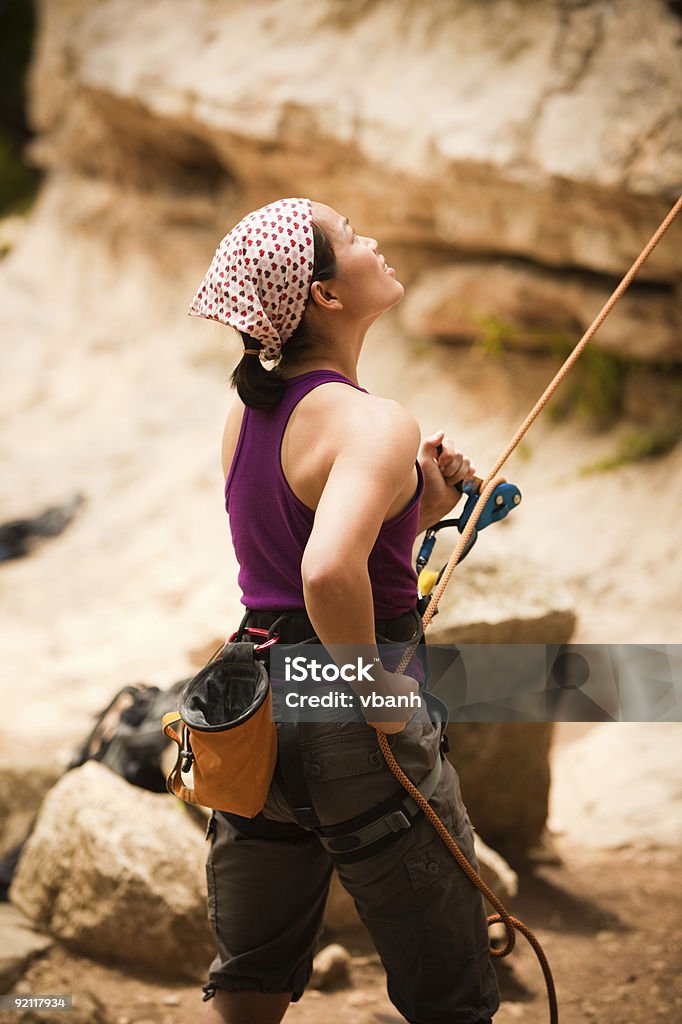 Jeune asiatique femme escaladeur de l'assurage - Photo de Activité libre de droits
