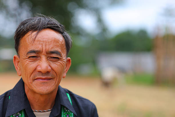 portrait d'un ancien hmong colline tribu - hmong photos et images de collection