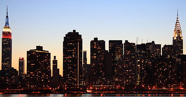 tramonto sopra manhattan - new york city new york state manhattan night foto e immagini stock