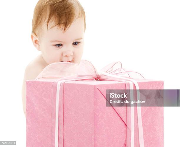 Bambino Con Grande Scatola Regalo - Fotografie stock e altre immagini di Allegro - Allegro, Aprire, Aspirazione