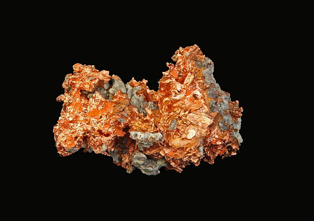 native copper -bei schwarzem hintergrund - kupfer stock-fotos und bilder