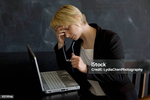 Cansado Professor Com Uma Dor De Cabeça - Fotografias de stock e mais imagens de Adulto - Adulto, Cabelo Louro, Cadeira