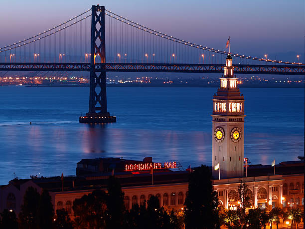 ночь сцены ферри-билдинг & bay bridge - bay bridge san francisco county san francisco bay area landscaped стоковые фото и изображения