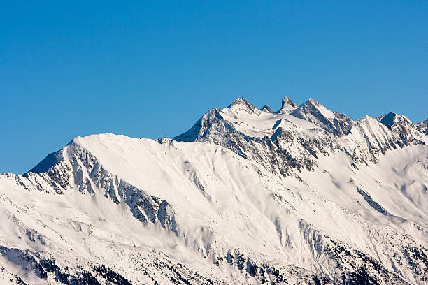 Strahlender sonniger Tag. Winter Berge. – Foto