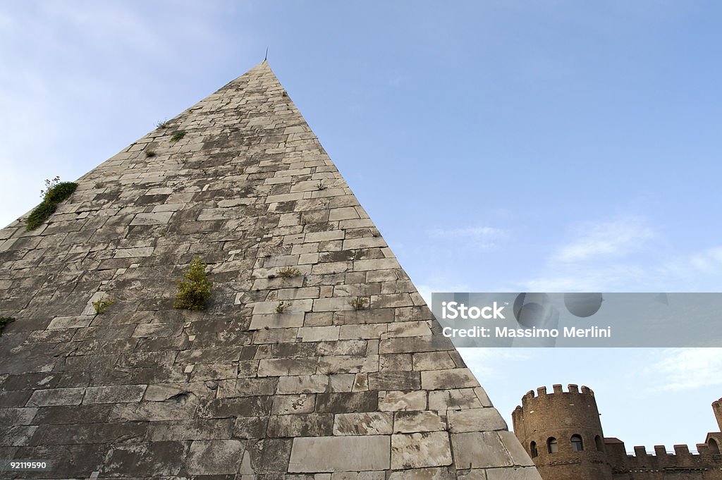 Vue depuis un angle bas de la pyramide de briques texturé Cestius. - Photo de Architecture libre de droits