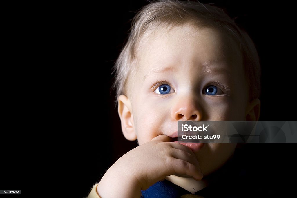 Retrato de niño - Foto de stock de Fondo negro libre de derechos