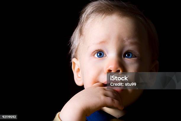 Retrato De Niño Foto de stock y más banco de imágenes de Fondo negro - Fondo negro, Bebé, Dolor de muelas